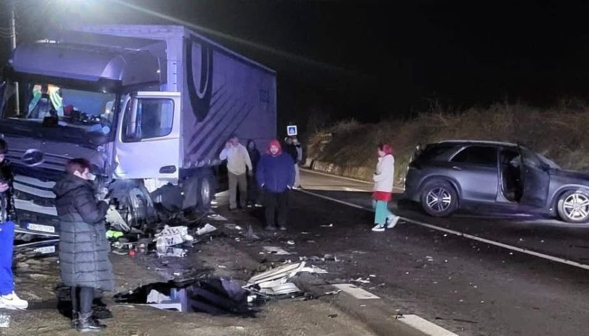 Accident grav intre Ramnicu Valcea si Sibiu coliziune frontala intre un TIR si o masina foto