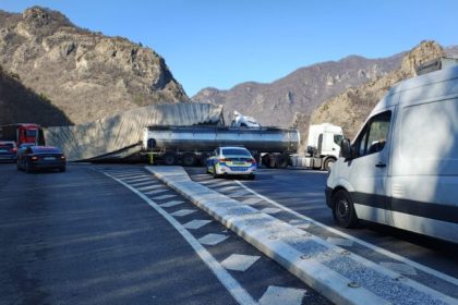 Accident pe Valea Oltului la Calimanesti doua furgonete implicate