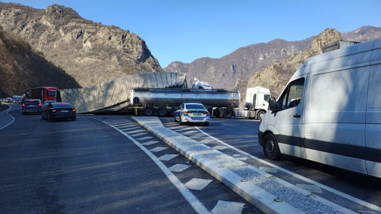 Accident pe Valea Oltului la Calimanesti doua furgonete implicate