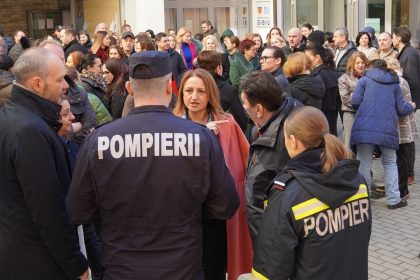 Agitatie organizata la Consiliul Judetean Sibiu toti angajatii evacuati in curtea interioara