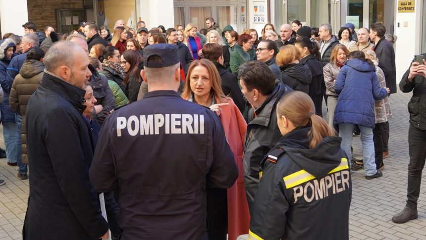 Agitatie organizata la Consiliul Judetean Sibiu toti angajatii evacuati in curtea interioara