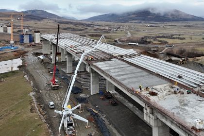 Autostrada A1 Sibiu Pitesti Progrese vizibile pe tronsonul Boita Cornetu Noi imagini cu viaductul si intrarea pe Valea Oltului la sfarsitul lunii ianuarie Compar a avansul lunar VIDEO