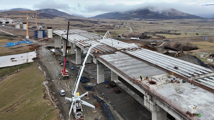 Autostrada A1 Sibiu Pitesti Progrese vizibile pe tronsonul Boita Cornetu Noi imagini cu viaductul si intrarea pe Valea Oltului la sfarsitul lunii ianuarie Compar a avansul lunar VIDEO