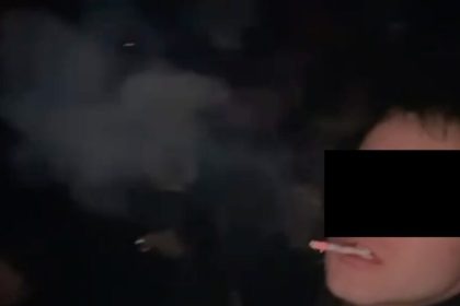 Batuserul din benzinarie de la Sibiu a facut scandal intr un club si a aprins tigara si s a urcat pe mese video