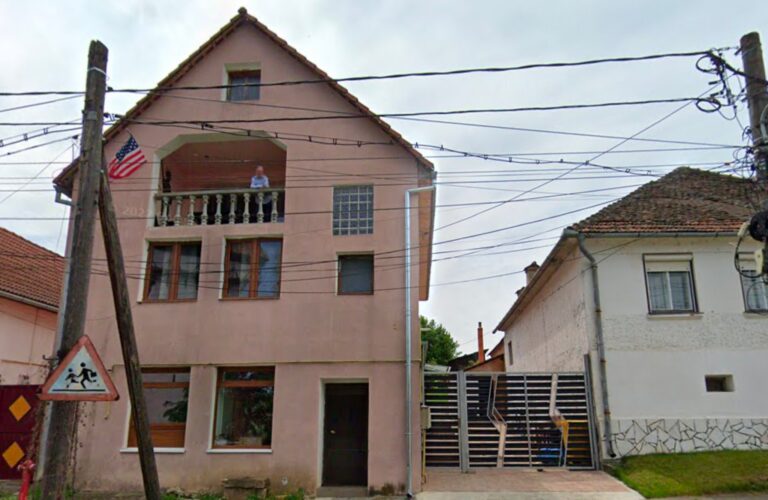 Ce sanciune a primit sibianul care si a infrumusetat casa cu simboluri fasciste in interior avea o pictura cu Hitler