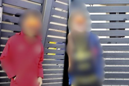 Copii suprinsi tragand de usile masinii in Cartierul Arhitectilor Locatar Merg la politie cu inregistrarile video