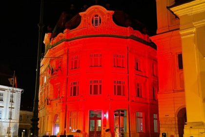 Doua cladiri din Sibiu luminata in rosu cu ocazia Zilei Europene a Numarului 112