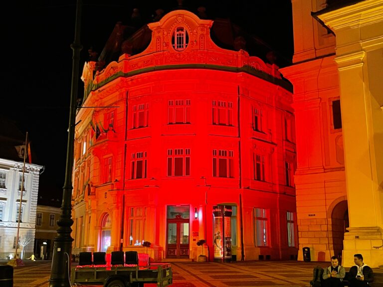 Doua cladiri din Sibiu luminata in rosu cu ocazia Zilei Europene a Numarului 112