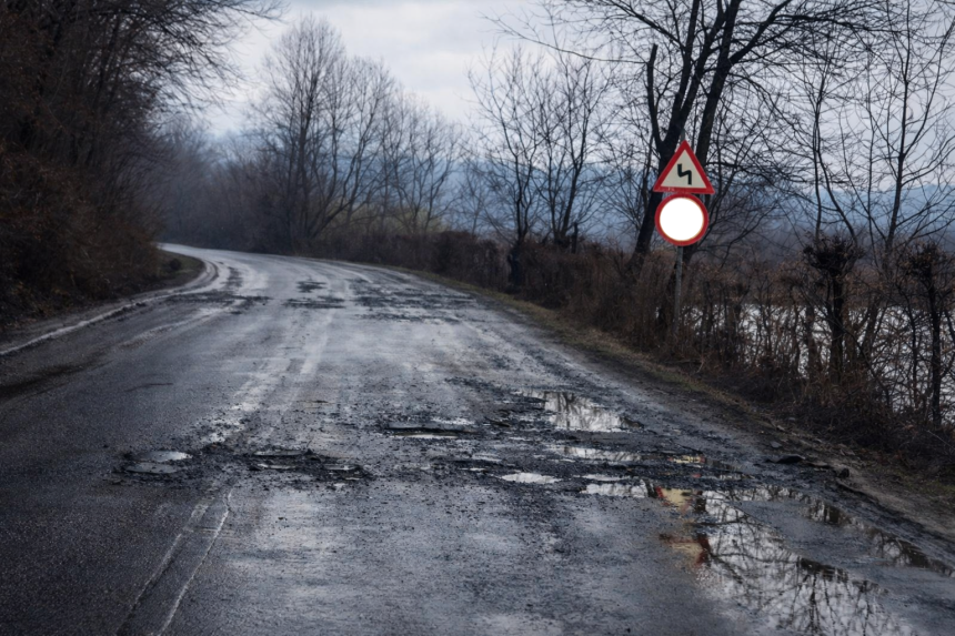 Drum intr o stare deplorabila intre Podu Olt si Racovita Cratere enorme si soferi pe punctul de a ceda este un pericol pentru trafic video