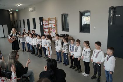 Elevii din Medias program artistic de Dragobete scenete si cantece traditionale romanesti fotografie