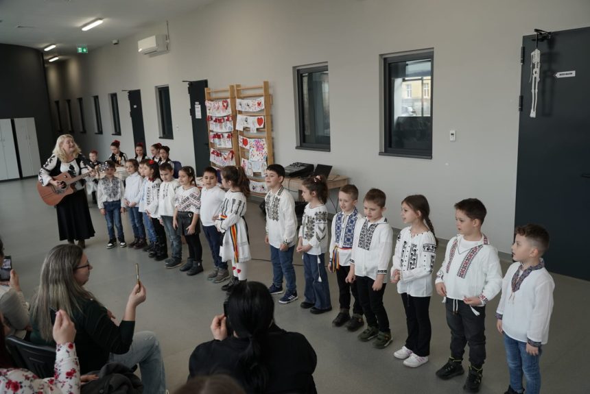 Elevii din Medias program artistic de Dragobete scenete si cantece traditionale romanesti fotografie