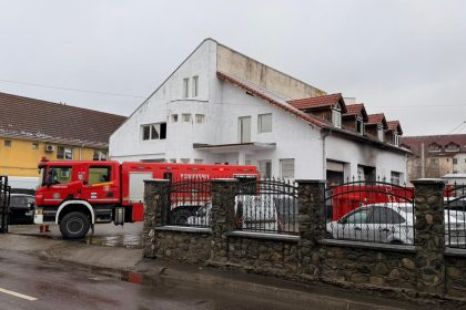 Incendiu la un garaj auto din Sibiu Un buggy electric a fost cuprins de flacari