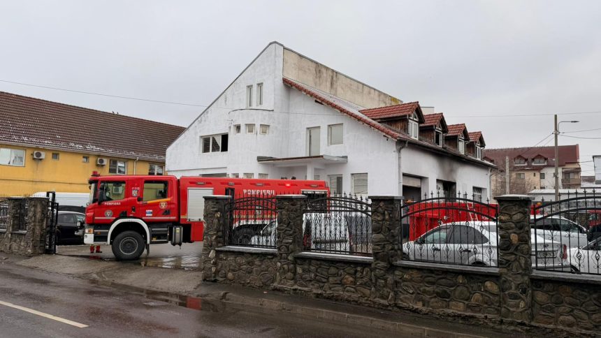 Incendiu la un garaj auto din Sibiu Un buggy electric a fost cuprins de flacari
