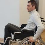 La 41 de ani imobilizat in scaun cu rotile un sibian are nevoie de 61000 de euro pentru un transplant video