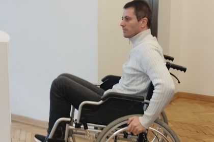 La 41 de ani imobilizat in scaun cu rotile un sibian are nevoie de 61000 de euro pentru un transplant video