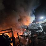 Locuinta din Darlos devastata de incendiu foto