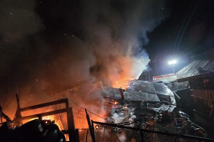 Locuinta din Darlos devastata de incendiu foto