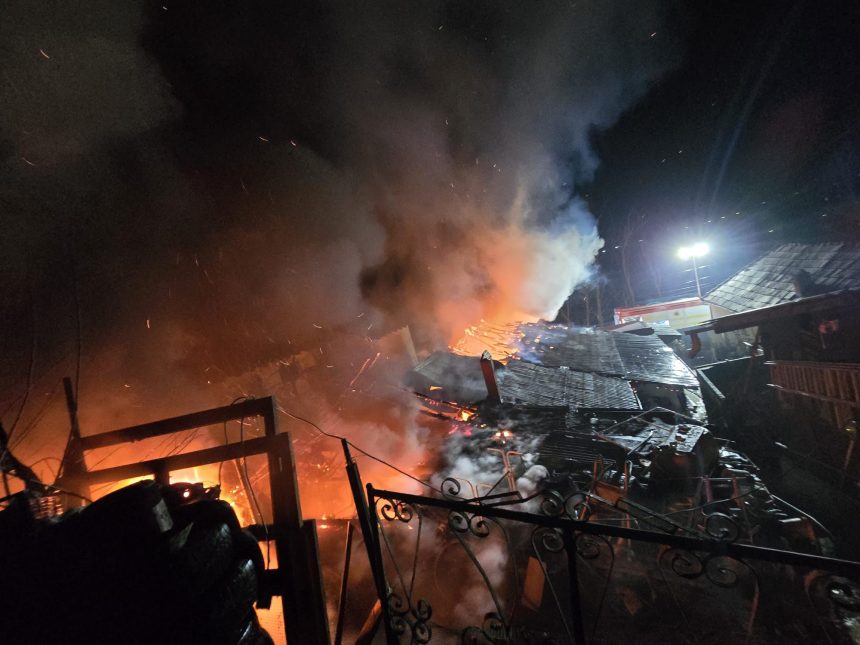 Locuinta din Darlos devastata de incendiu foto