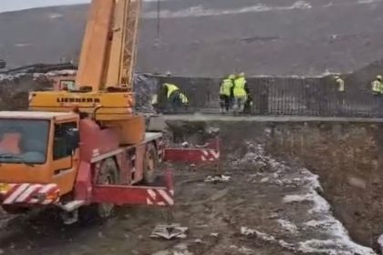Lucrari intense pe tronsonul 2 al autostrazii Sibiu Fagaras se lucreaza intens chiar si in conditii de iarna video