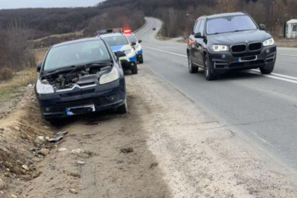 Masina vandalizata pe DN1 in apropiere de Sibiu de Ziua Indragostitilor i au furat catalizatorul si capota foto
