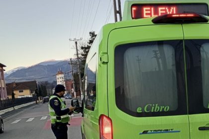 Microbuze scolare controlate in intreg judeul Sibiu politia a aplicat amenzi si a suspendat un permis de conducere