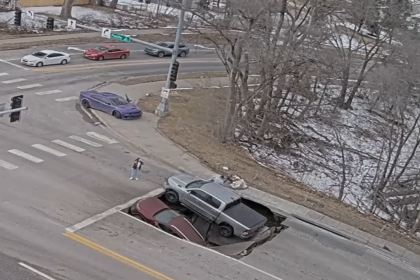 Moment dramatic Drumul s a prabusit sub doua masini stationate la semafor video