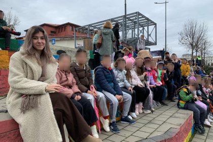 O poveste minunata din Sibiu o tanara invatatoare le transmite copiilor invataturile despre iubire si respect