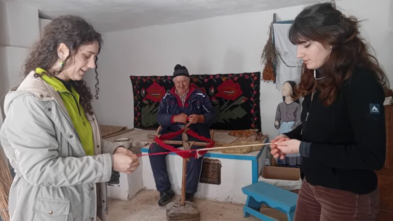 Primavara incepe la Muzeul ASTRA atelier de martisoare inspirat de traditiile ucrainenilor din Letea