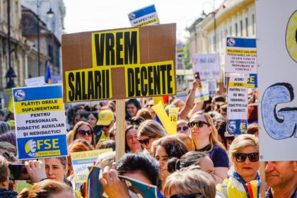 Profesorii universitari protesteaza in fata Prefecturii din Sibiu au solicitat autorizatie la Primarie