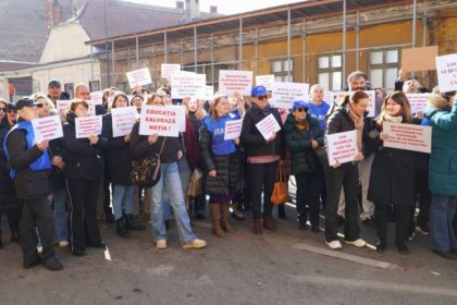Profesorii universitari si studentii de la ULBS au protestat in fata Prefecturii Sibiu Nu cerem favoruri