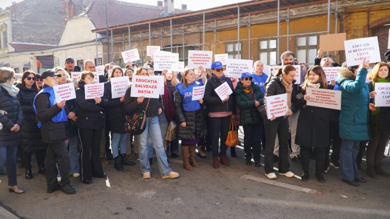 Profesorii universitari si studentii de la ULBS au protestat in fata Prefecturii Sibiu Nu cerem favoruri