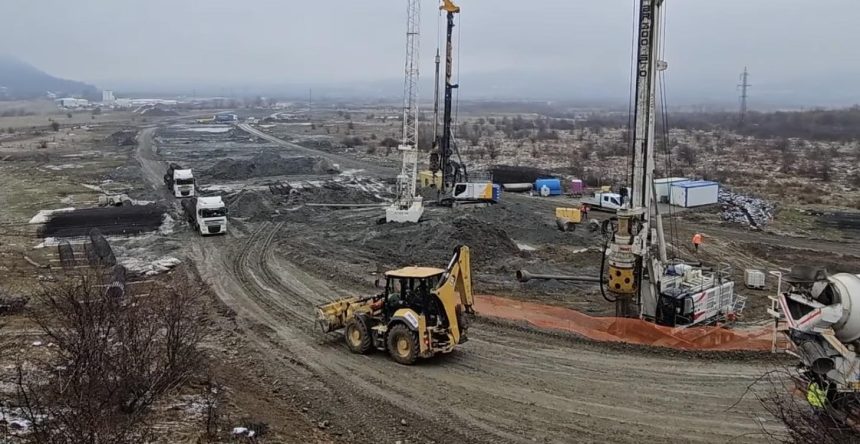 Santier activ pe A13 Sibiu Fagaras 300 de lucratori se ocupa de un nod rutier complex video