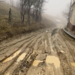 Strada ca dupa un bombardament si familii blocate in noroi la Poiana Sibiului De 20 de ani e la fel