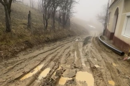 Strada ca dupa un bombardament si familii blocate in noroi la Poiana Sibiului De 20 de ani e la fel