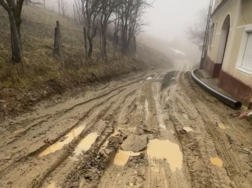 Strada ca dupa un bombardament si familii blocate in noroi la Poiana Sibiului De 20 de ani e la fel