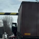 TIR impatmolit sub limitatorul de inaltime de pe strada viitorului din sibiu foto
