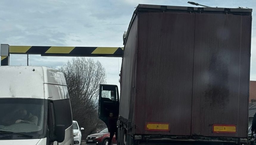 TIR impatmolit sub limitatorul de inaltime de pe strada viitorului din sibiu foto
