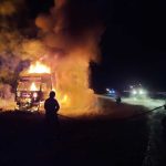 TIR in flacari pe Valea Oltului a luat foc in parcarea unui popas turistic