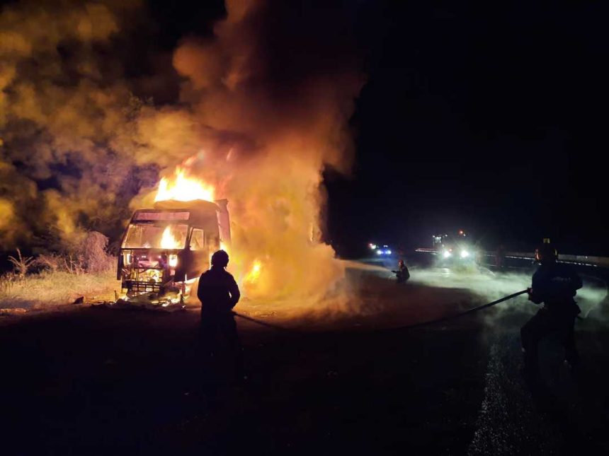 TIR in flacari pe Valea Oltului incendiu in parcarea unui popas turistic
