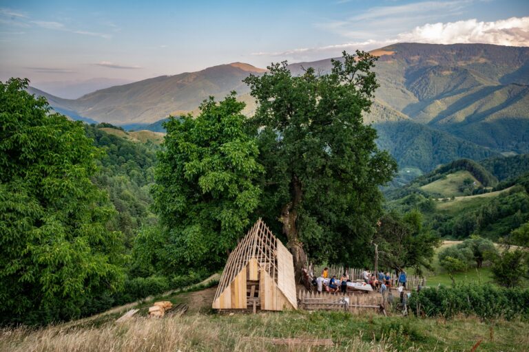 Tara Colibelor din Rau Sadului prinde contur cinci colibe au fost deja restaurate iar a sasea este in curs de reabilitare video