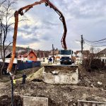 Trafic deviat la Apoldu de Jos vechiul pod a fost demolat si incepe constructia unuia nou
