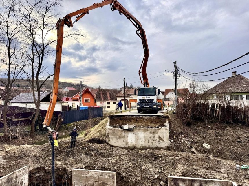 Trafic deviat la Apoldu de Jos vechiul pod a fost demolat si incepe constructia unuia nou