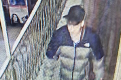 Trei tineri identificati in legatura cu vandalizarea podelei unei cladiri istorice din centrul Sibiului vor fi sanctionati