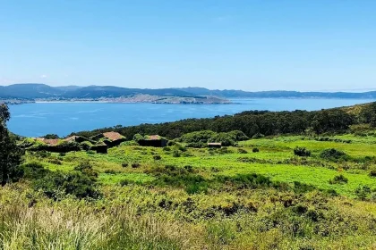 Un sat abandonat din Spania se vinde la pretul unui apartament ofera vedere la ocean