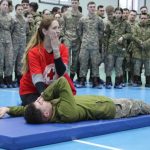 Viitorii soldati din Sibiu se pregatesc in acordarea primului ajutor foto