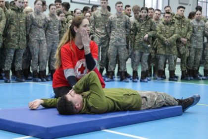 Viitorii soldati din Sibiu se pregatesc in acordarea primului ajutor foto