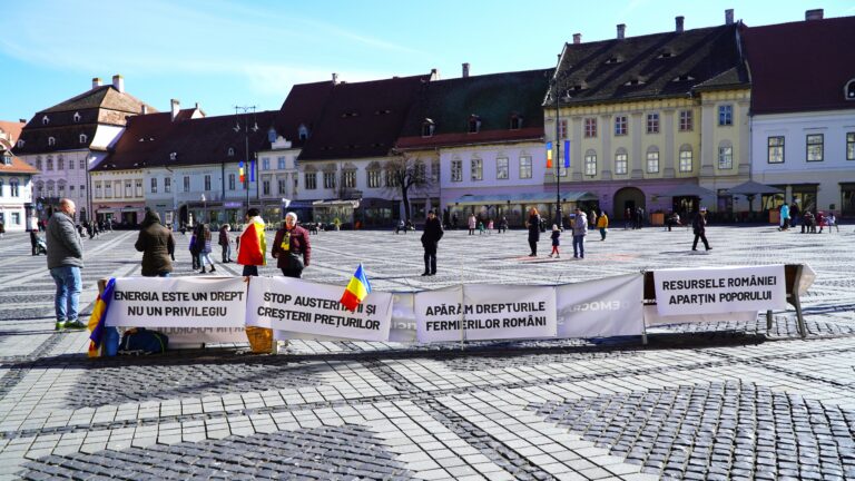a doa zi de proteste in sibiu 7 persoane s au adunat vom veni zilnic pana pleaca guvernul video si foto