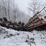 camion incarcat cu lemne cazut intr o prapastie in zona gura raului soferul a supravietuit foto video