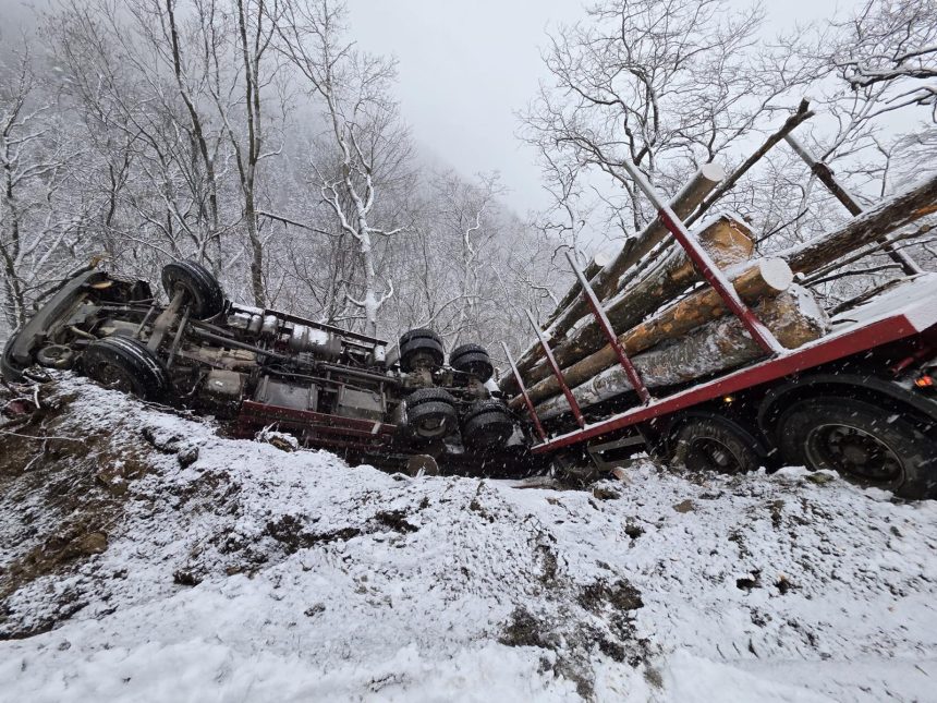 camion incarcat cu lemne cazut intr o prapastie in zona gura raului soferul a supravietuit foto video