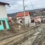 drum impracticabil intr un nou cartier din hamba ne zbatem in noroi foto si video